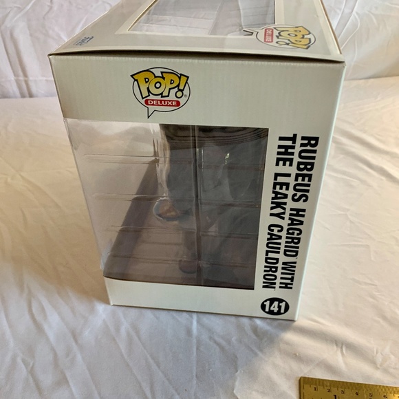 Funko Pop Deluxe Hagrid with Cauldron - Picture 3 of 6